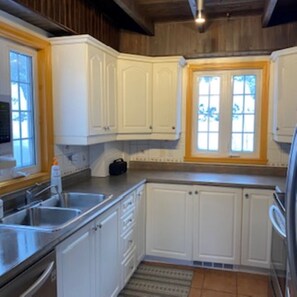 Private kitchen - Magnifique Chalet enf ace du Majestueux lac Ouareau (Notre-Dame-de-la-Merci)