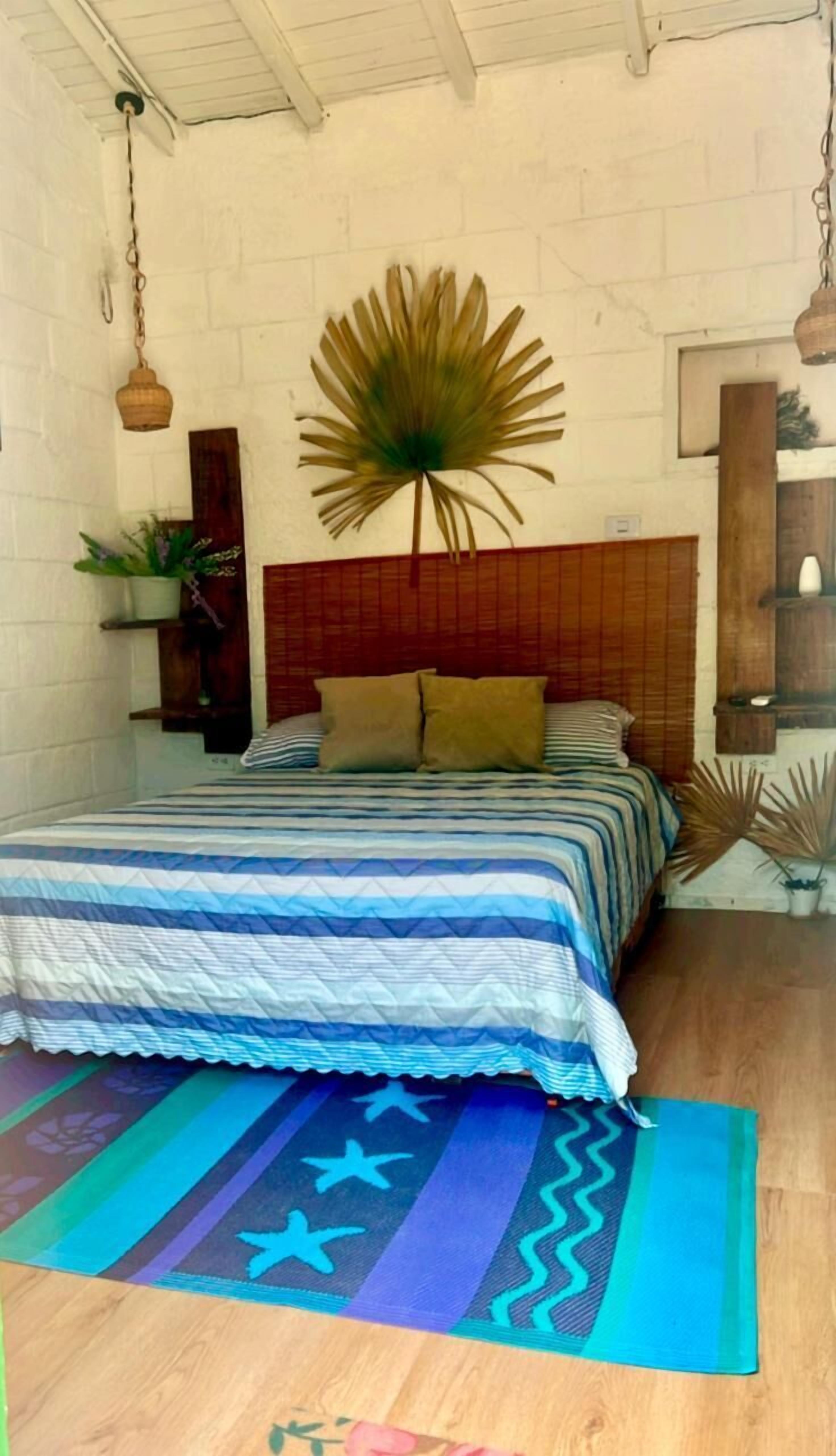 Habitación doble Confort, 1 cama Queen size, para no fumadores, en el área del jardín | Área de sala de estar | Smart TV de 43 cm con canales por cable 