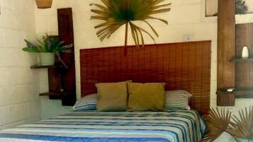 Habitación doble Confort, 1 cama Queen size, para no fumadores, en el área del jardín | Área de sala de estar | Smart TV de 43 cm con canales por cable