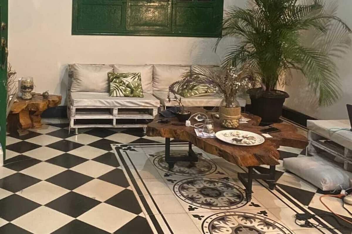 43-cm Smart TV with cable channels