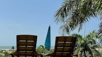 Comfort Cottage, Multiple Beds, Pool Access, Beach View | Living area