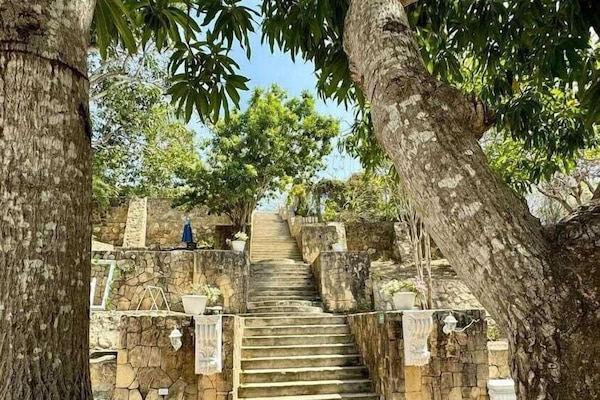 Familien-Maisonette, Mehrere Betten, Badewanne, zum Garten hin | Wohnbereich | 43-cm-Smart-TV mit Kabelempfang