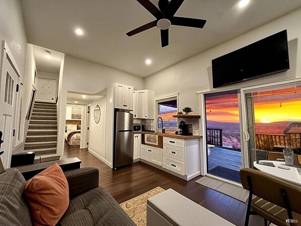 Smart TV, fireplace - The Ultimate Winery Getaway - Hilltop Haven (Temecula)