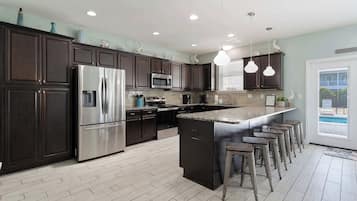 Køleskab, mikrobølgeovn, ovn, kogeplade