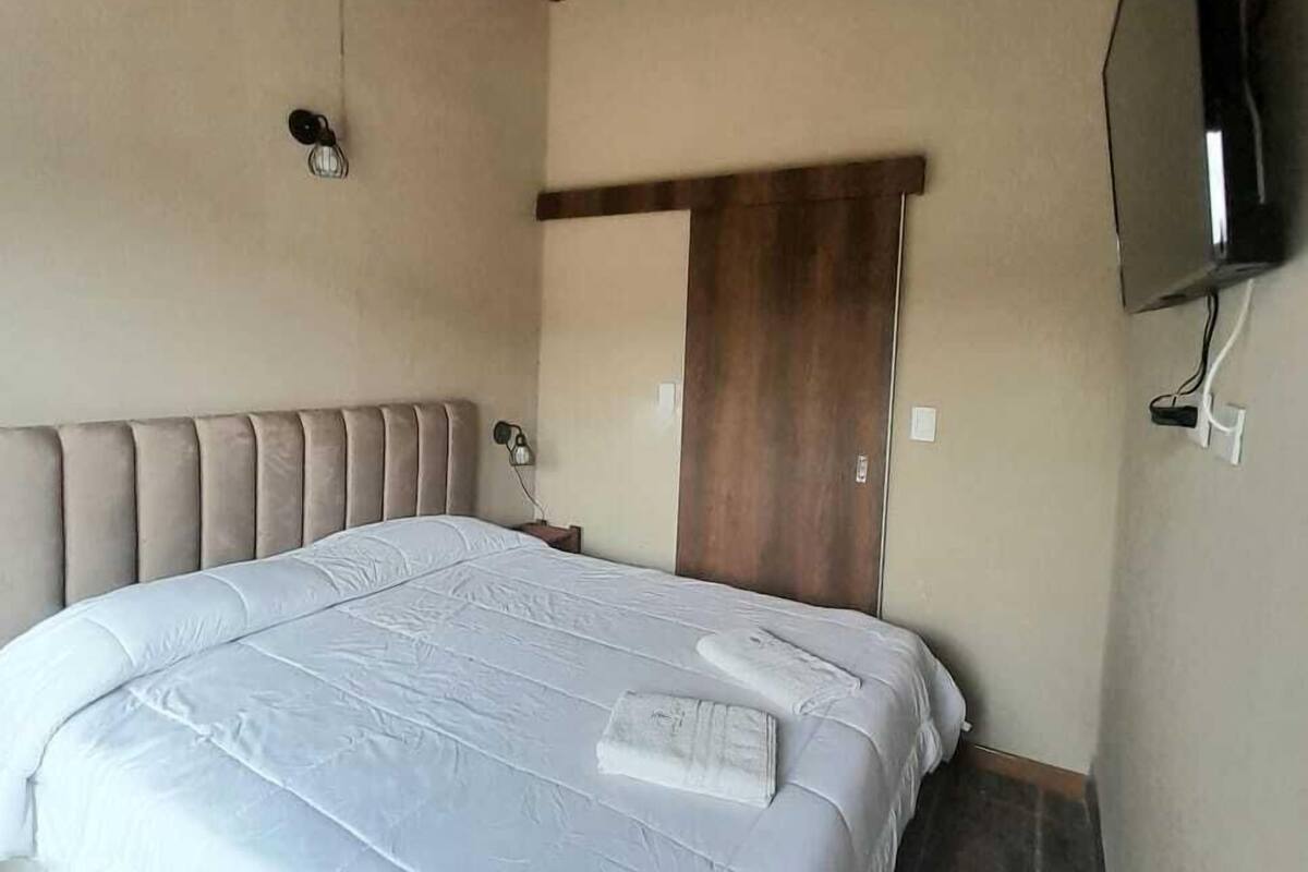 Habitación clásica | Caja fuerte, sistema de insonorización, wifi gratis y ropa de cama
