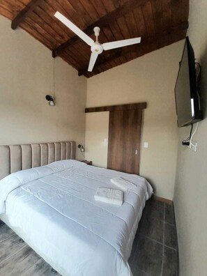 Quarto clássico | Cofres nos quartos, quartos à prova de som, Wi-Fi de cortesia