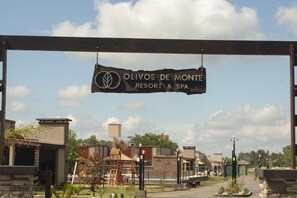A sign for Olivos de Monte Resort & Spa. - Olivos de Monte (San Miguel del Monte)
