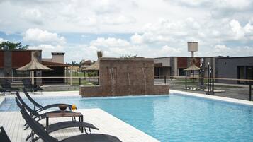 2 Innenpools, Außenpool, rund um die Uhr geöffnet, Sonnenschirme