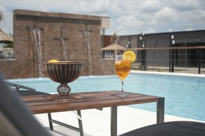 2 piscinas cubiertas, una piscina al aire libre (24 horas), sombrillas