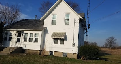 Country farm house near Port Clinton perfect for fishing and Lake Erie getaways.