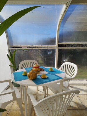 Dining - Gites Lolivier Avec Piscine au Cœur des Gorges de l Ardèche (Vallon-Pont-d'Arc)