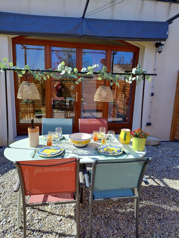 Outdoor dining - Gites Lolivier Avec Piscine au Cœur des Gorges de l Ardèche (Vallon-Pont-d'Arc)