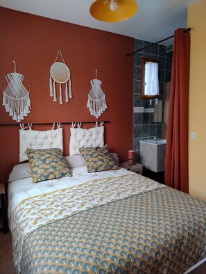 1 bedroom, iron/ironing board, free WiFi - Gites Lolivier Avec Piscine au Cœur des Gorges de l Ardèche (Vallon-Pont-d'Arc)