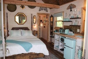 1 bedroom, bed sheets - The Farm Treehouse (Edgemont)