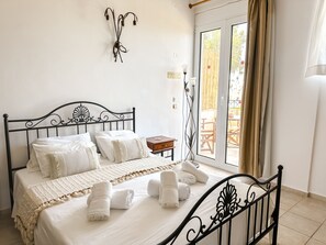 2 chambres, coffre-fort, fer et planche à repasser
