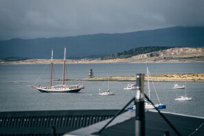 Un port de plaisance où sont amarrés plusieurs voiliers.