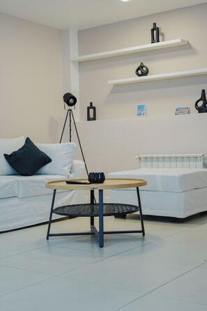 Leilighet, 1 soverom, fjellutsikt (Yehuin 4) | Oppholdsområde | En 43-tommers smart-TV med kabel-kanaler samt Netflix og filmkjøp