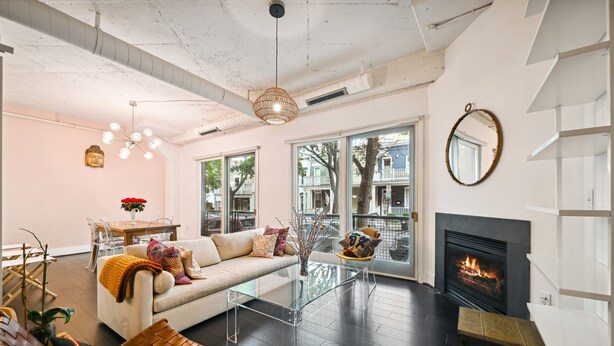 Una sala de estar moderna con un sofá, una mesa de centro y una chimenea.