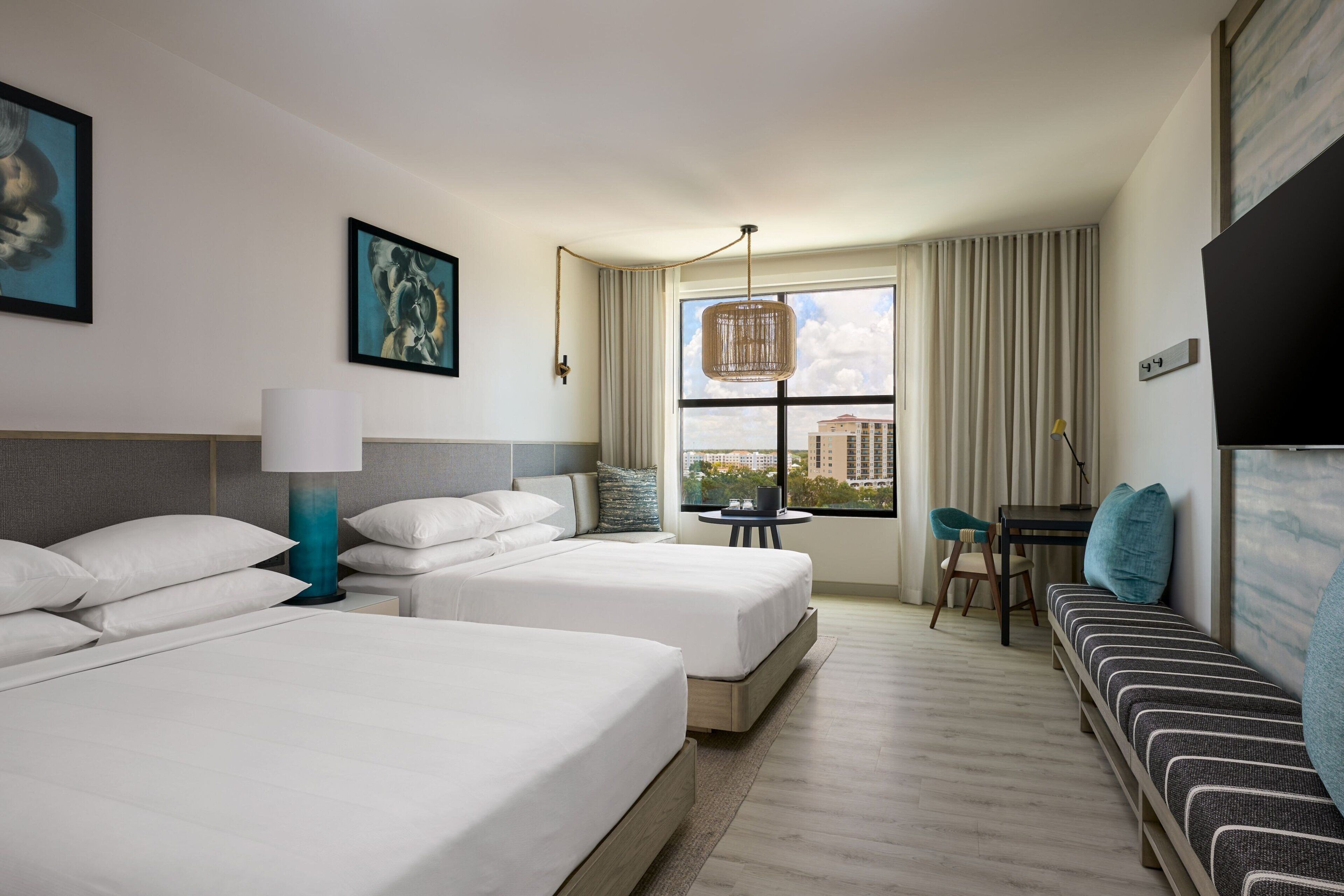 Minibar, caja de seguridad en la habitación y escritorio 