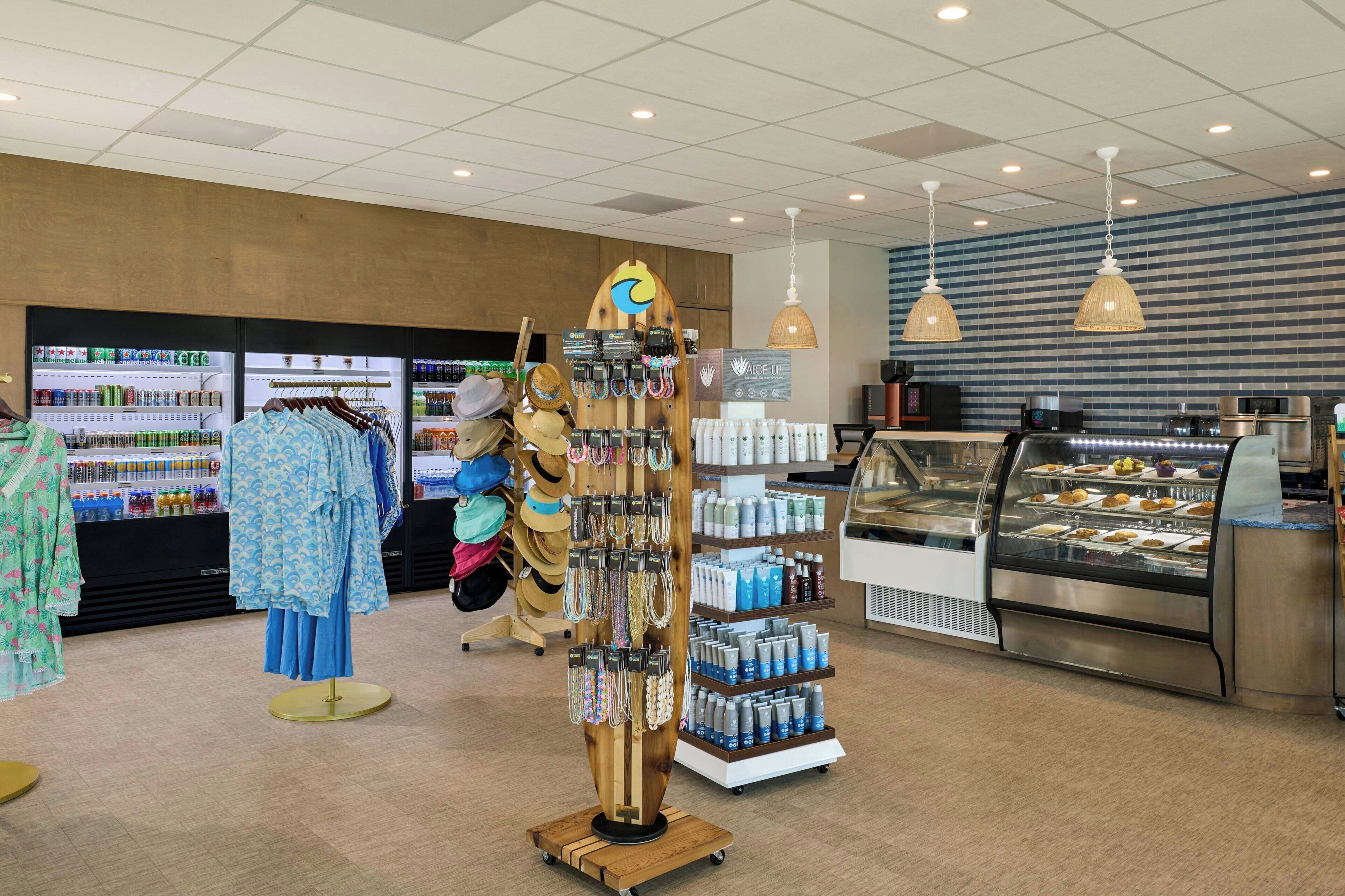 Una tienda moderna con mostradores de ropa, una vitrina de joyería y una sección de panadería.