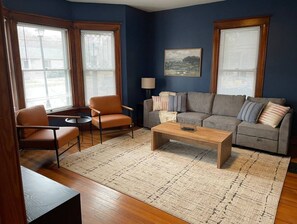 Living area - 3 min to Starved Rock and 1 block from downtown. (North Utica)