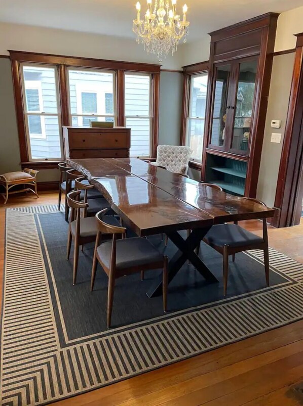 Dining - 3 min to Starved Rock and 1 block from downtown. (North Utica)