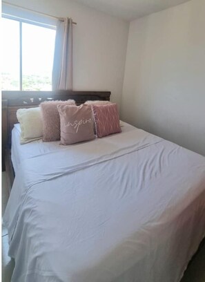3 habitaciones, tabla de planchar con plancha, wifi y ropa de cama 