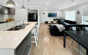 Køleskab, mikrobølgeovn, ovn, kogeplade