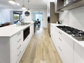 Køleskab, mikrobølgeovn, ovn, kogeplade