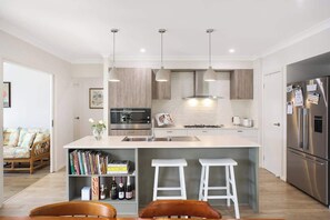 Køleskab, mikrobølgeovn, ovn, kogeplade