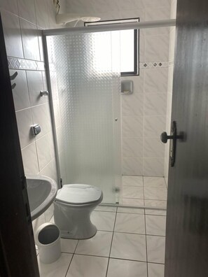 Ducha, jabón y papel higiénico