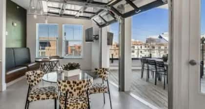 Heart Of The City Cozy Getaway…6 Min walk to MercedesBenz Stadium+StateFarmArena