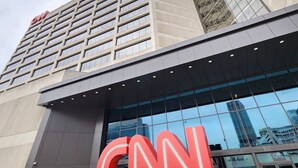 Un bâtiment moderne dont la façade est ornée du logo bien visible de CNN.