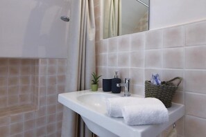 Dusche, Haartrockner, Bidet, Handtücher