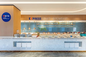A modern breakfast buffet area with a sign reading "EXPRESS START BREAKFAST" and a blue sign indicating "Smart Breakfast Selection". - Holiday Inn Express Beijing Conference Center (Beijing)