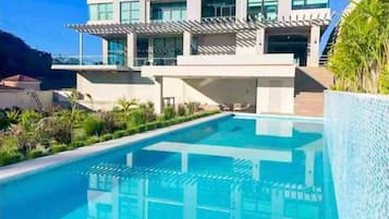 Una piscina al aire libre