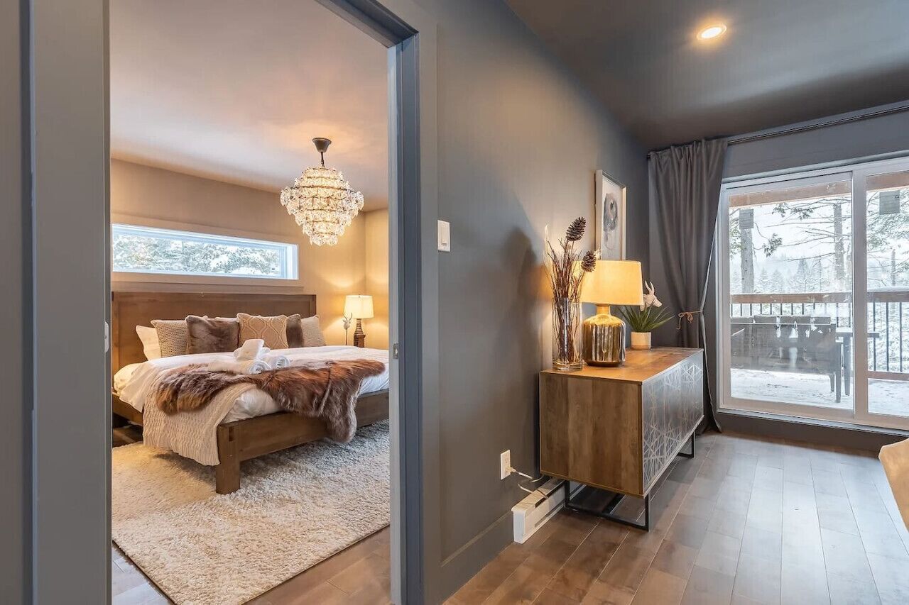 4 bedrooms, desk, WiFi, bed sheets