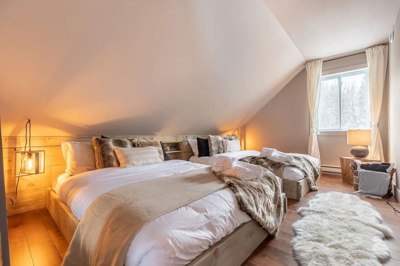 Double Bedroom – Two Queen Beds Spacious bedroom with two queen beds, ideal for families or groups.