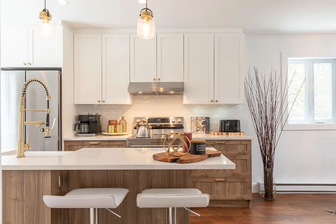 modern kitchen, ideal for cooking and gathering.