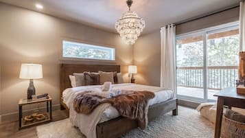 4 bedrooms, desk, WiFi, bed sheets