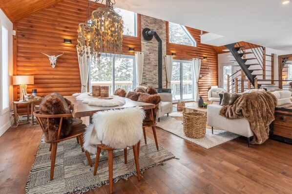 Interior - 4-Bedroom Villa with Swimming Pool (Val-des-Lacs)