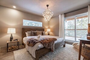 4 bedrooms, desk, WiFi, bed sheets