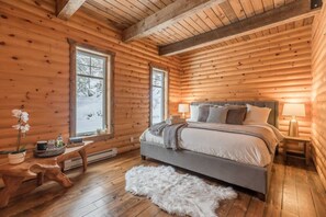 4 bedrooms, desk, iron/ironing board, WiFi