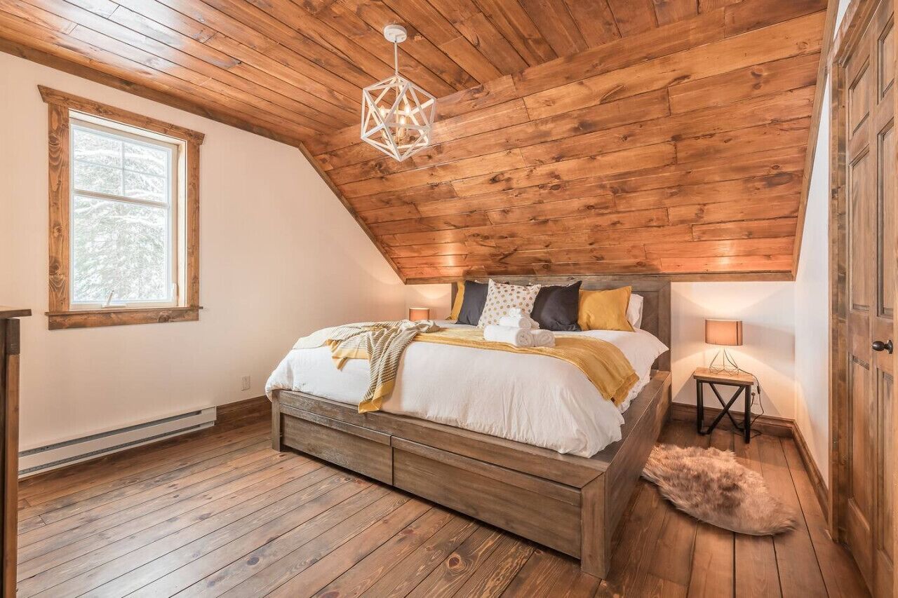 4 bedrooms, desk, iron/ironing board, WiFi