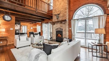 Fernseher, Kamin, Stereoanlage