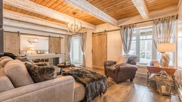 Fernseher, Kamin, Stereoanlage