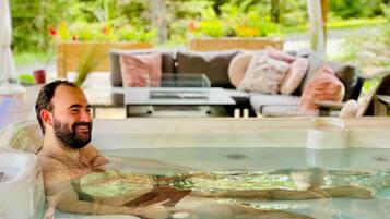 Bain à remous extérieur