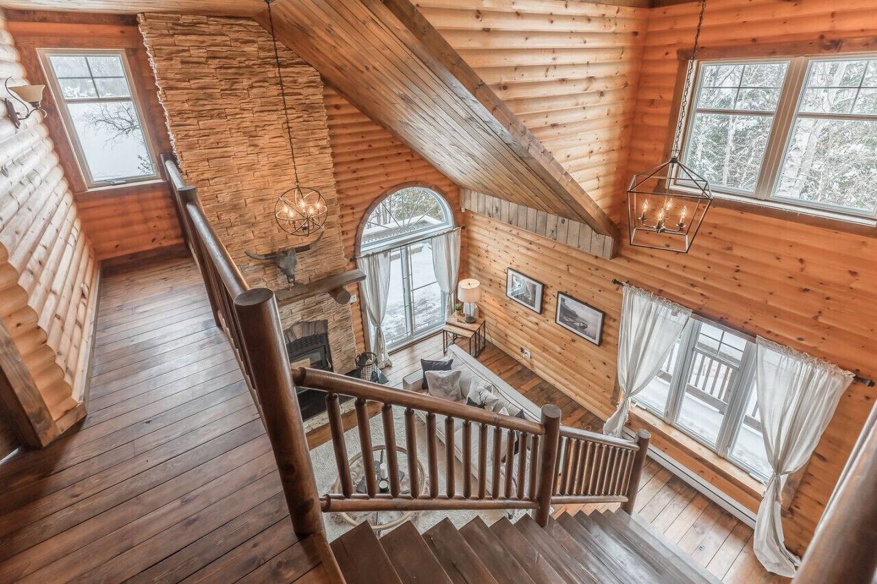 Fernseher, Kamin, Stereoanlage