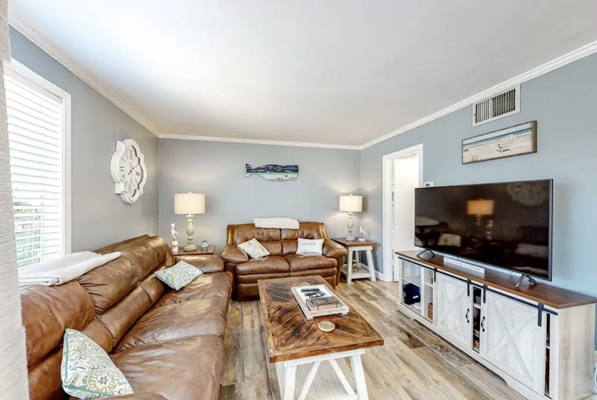 Photo 32 of Paradise By The Pool, pet friendly, beach chairs and umbrella services.