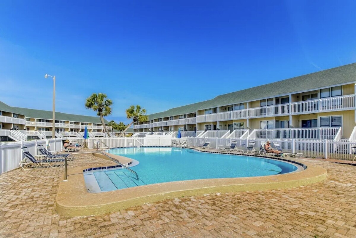 Photo 25 of Paradise By The Pool, pet friendly, beach chairs and umbrella services.